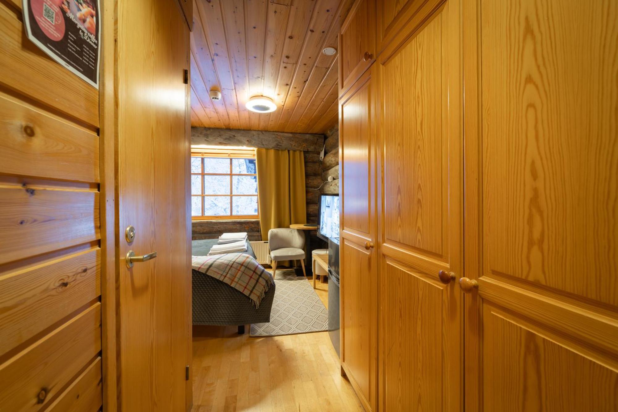 Kuukkeli Log Teerenpesae Guest house 4*